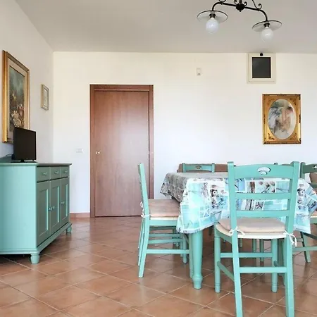 In Roseto Degli Abruzzi Mit Grill, Gemeinsamem Pool Und Garten