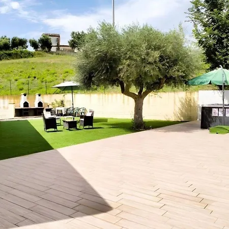 In Roseto Degli Abruzzi Mit Grill, Gemeinsamem Pool Und Garten