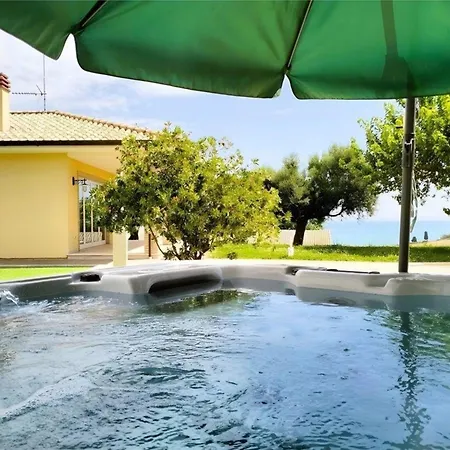 In Roseto Degli Abruzzi Mit Grill, Gemeinsamem Pool Und Garten L'Annunziata