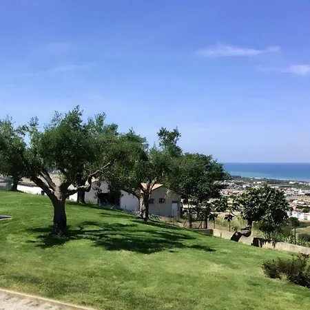 In Roseto Degli Abruzzi Mit Grill, Gemeinsamem Pool Und Garten L'Annunziata