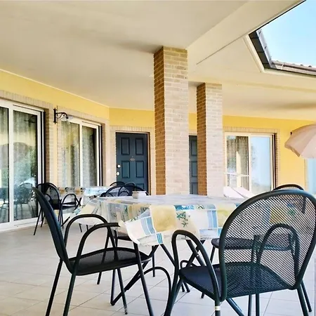 In Roseto Degli Abruzzi Mit Grill, Gemeinsamem Pool Und Garten *