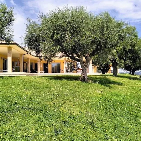 In Roseto Degli Abruzzi Mit Grill, Gemeinsamem Pool Und Garten